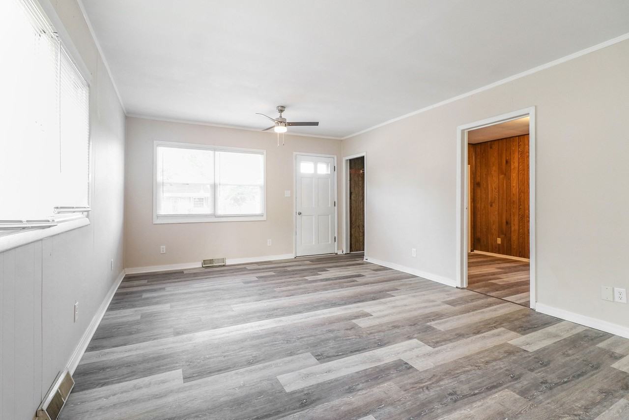 1722 S Brookfield St - Photo 4 of 17