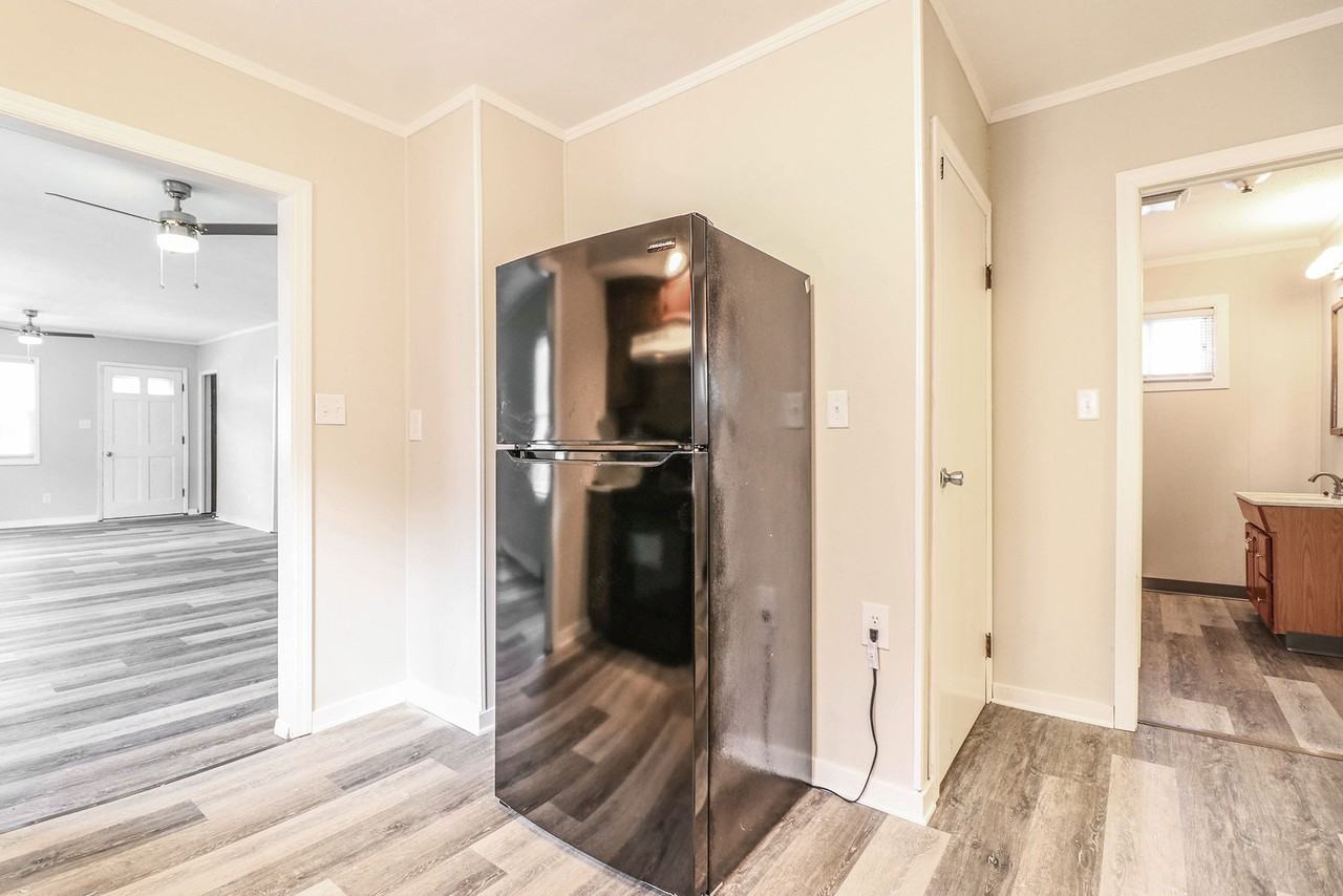 1722 S Brookfield St - Photo 6 of 17