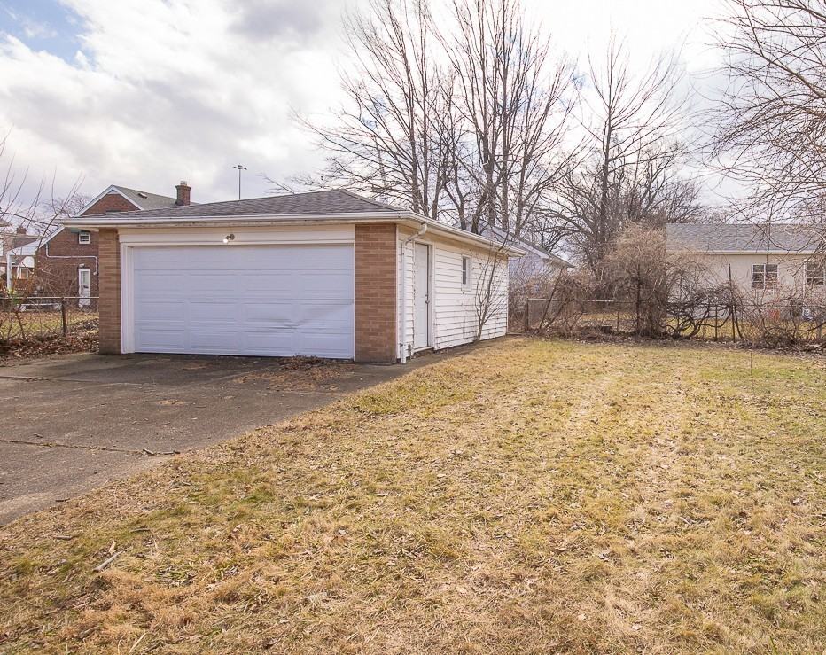 21920 Miller Ave - Photo 3 of 27