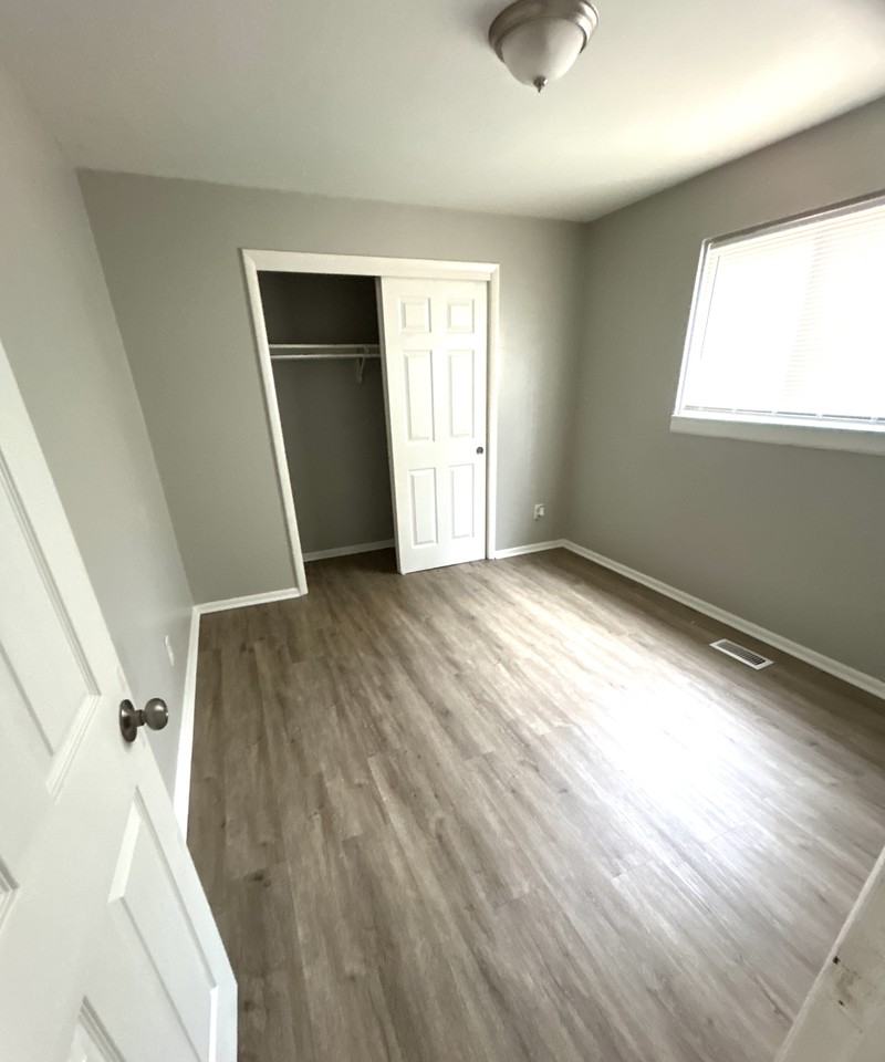 2174 Sullivant Ave - Photo 2 of 6