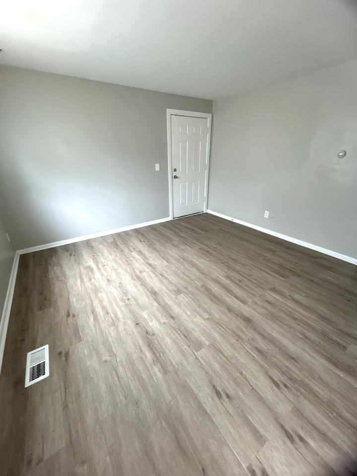 2174 Sullivant Ave - Photo 5 of 6