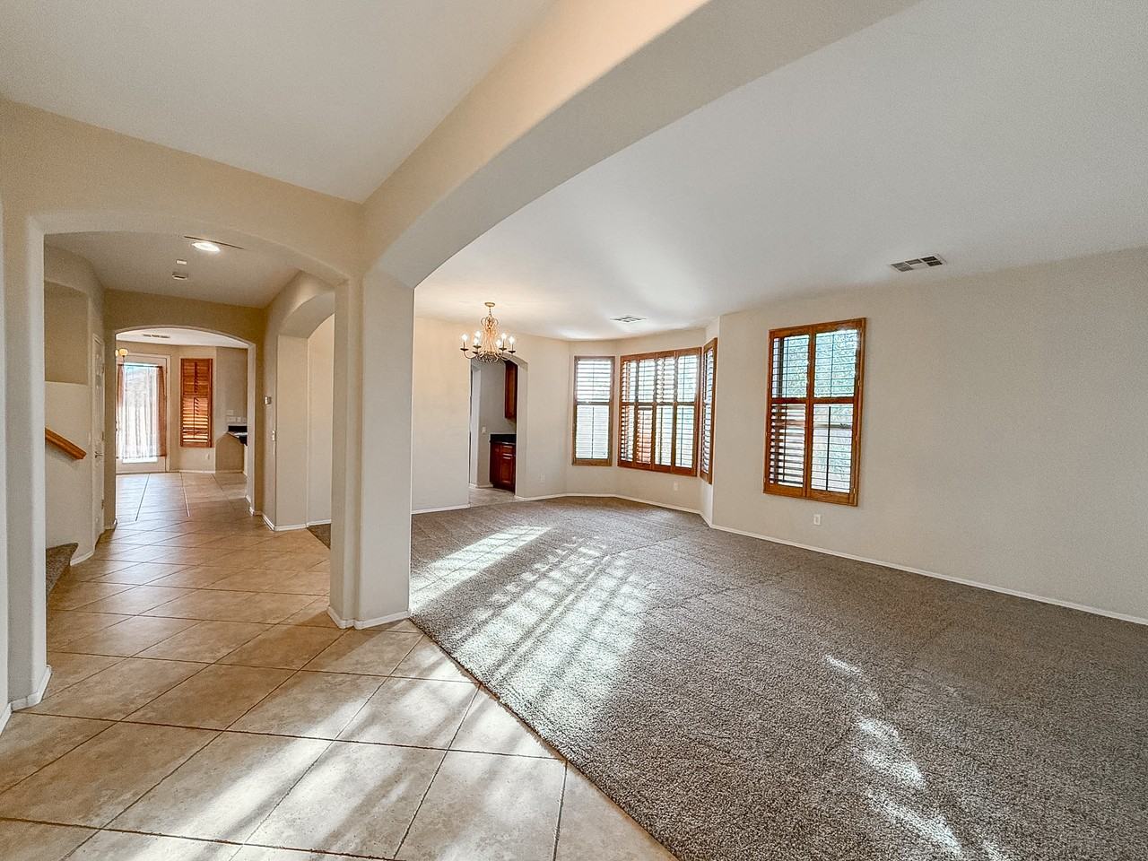 10445 W Windsor Ave - Photo 6 of 50