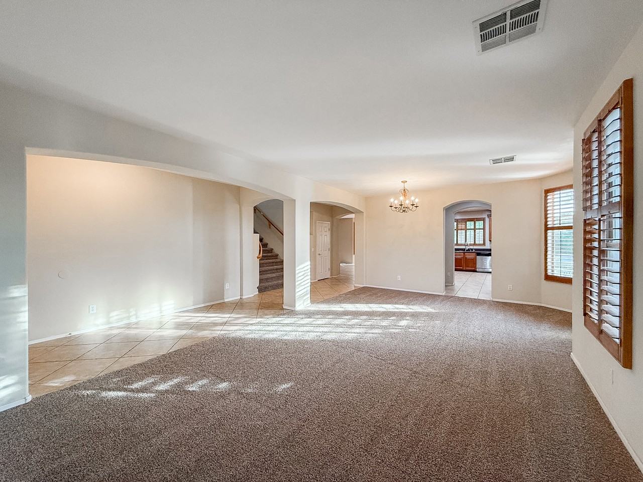 10445 W Windsor Ave - Photo 7 of 50