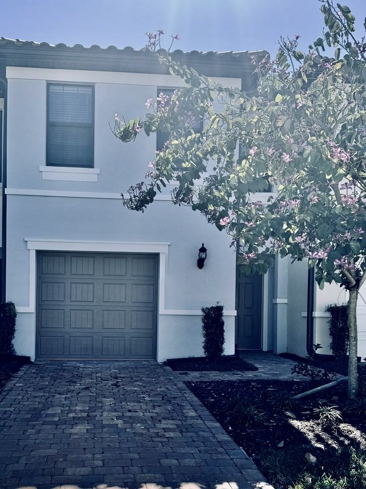 1516 Fells Cove Ln #NA - Photo 2 of 25