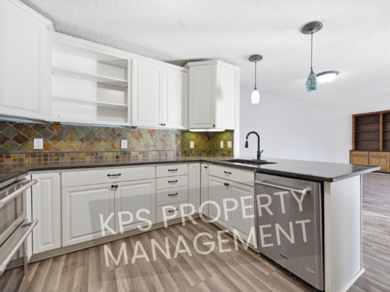 624 N Tanglewood Rd - Photo 5 of 10