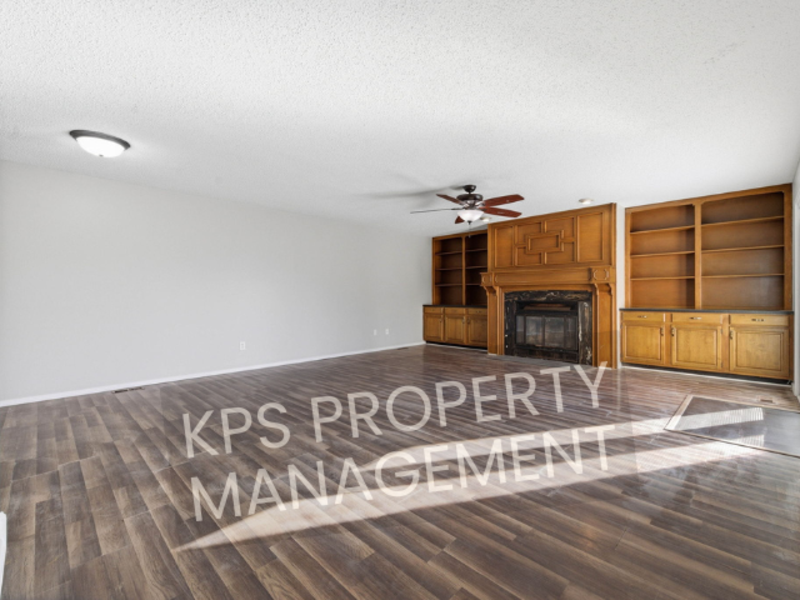 624 N Tanglewood Rd - Photo 2 of 10