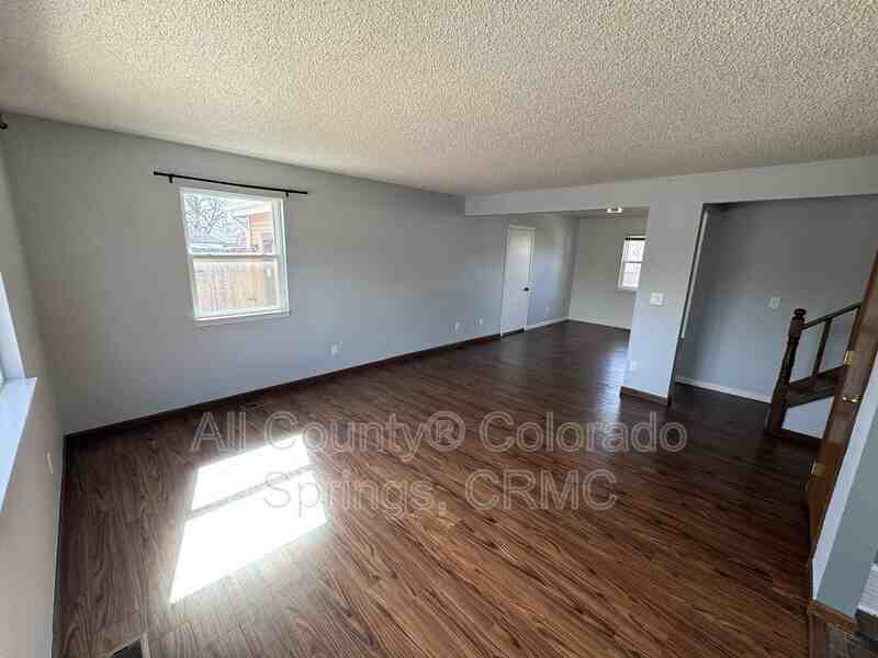 3102 Pennsylvania Ave - Photo 6 of 40