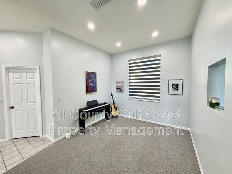 572 Catalina Isles Cir - Photo 3 of 21