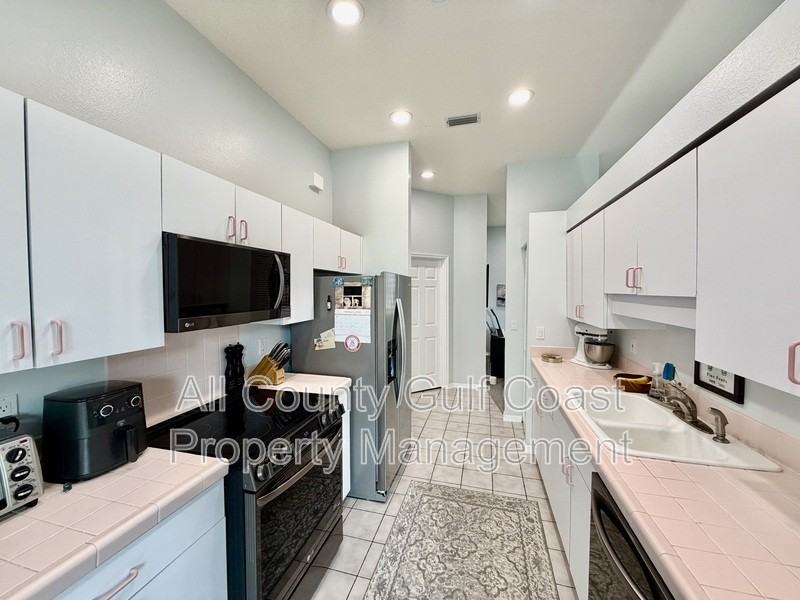 572 Catalina Isles Cir - Photo 4 of 21