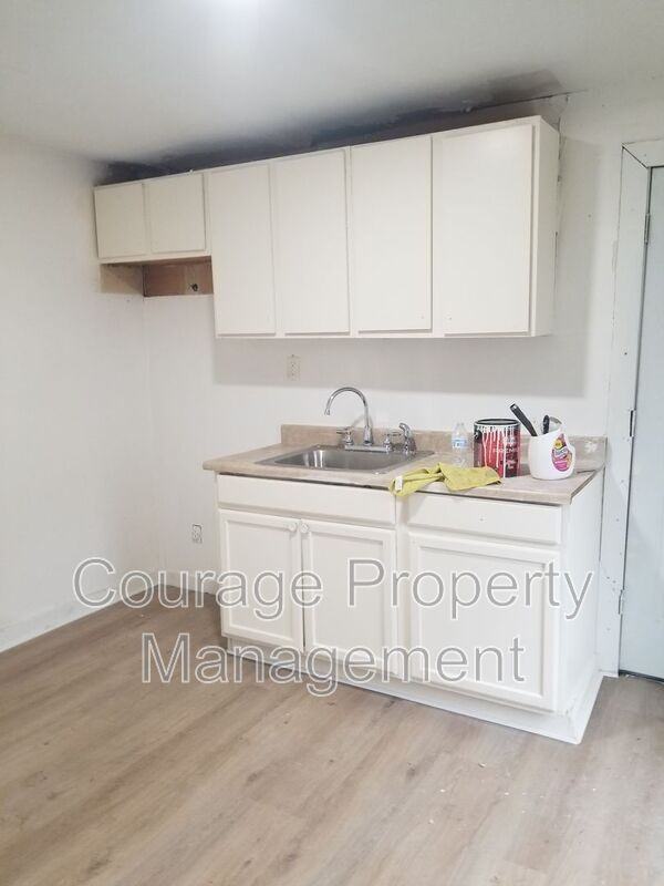 514 W 1st St #C - Photo 2 of 9