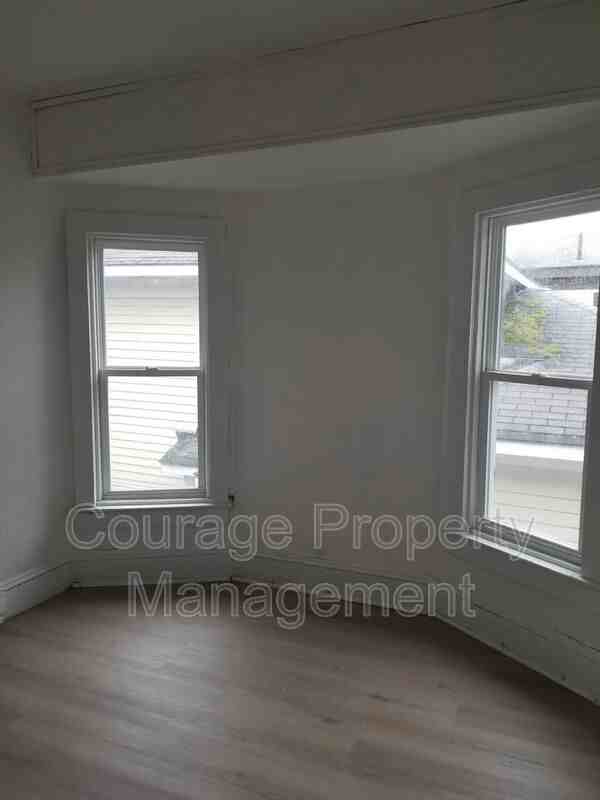 514 W 1st St #C - Photo 4 of 9