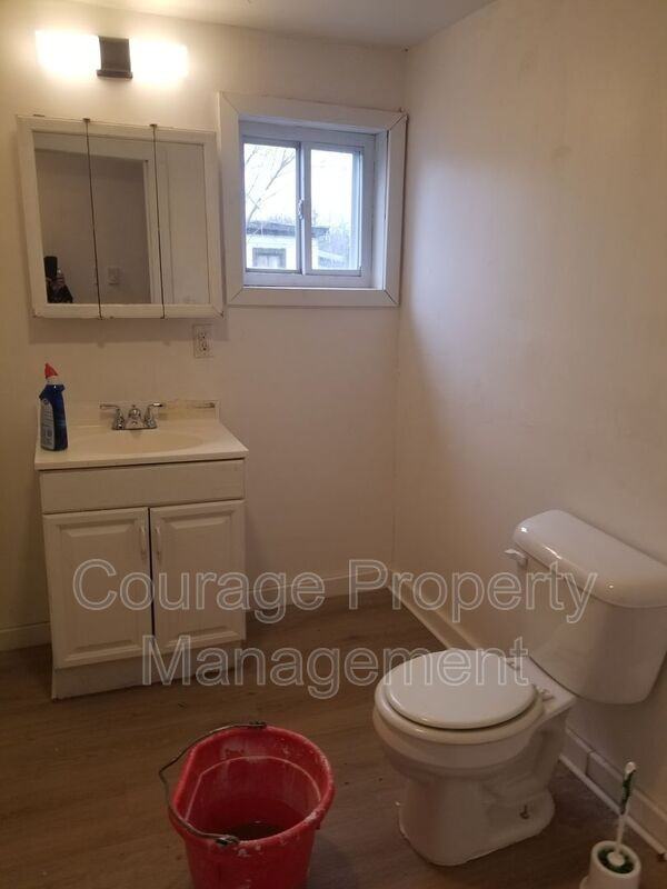 514 W 1st St #C - Photo 7 of 9