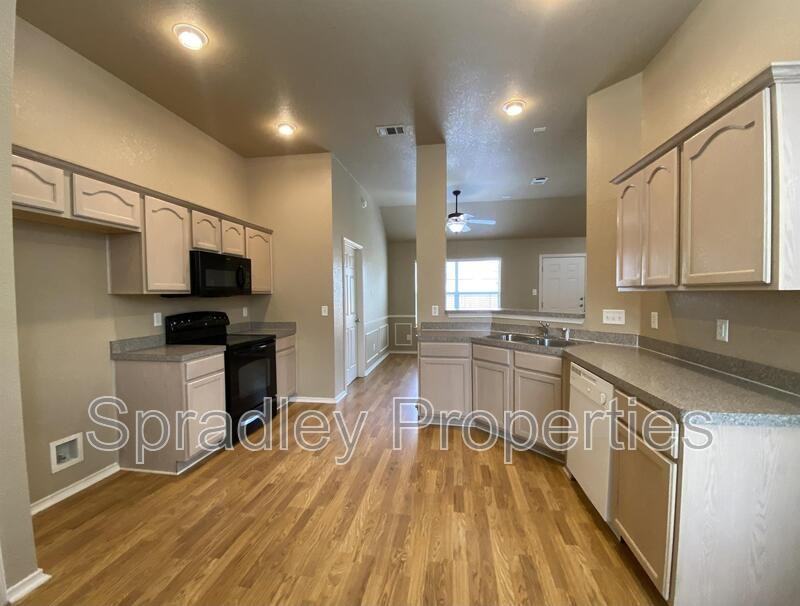 1009 Woodhollow Dr - Photo 3 of 11