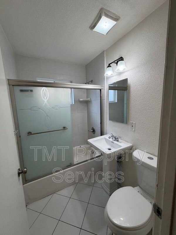 1615 W St #3 - Photo 4 of 9