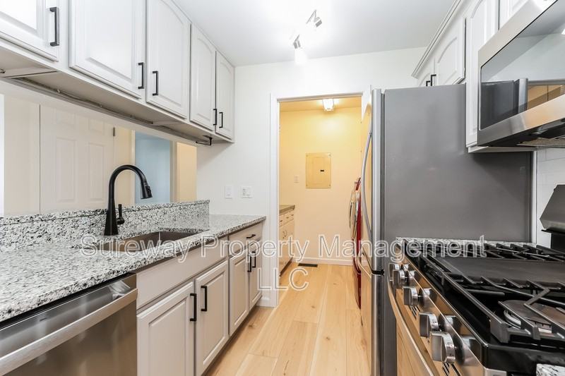 1005 Woodhollow Dr - Photo 5 of 15