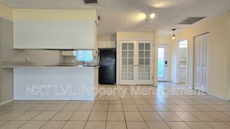 4261 Island Cir #6 - Photo 4 of 16