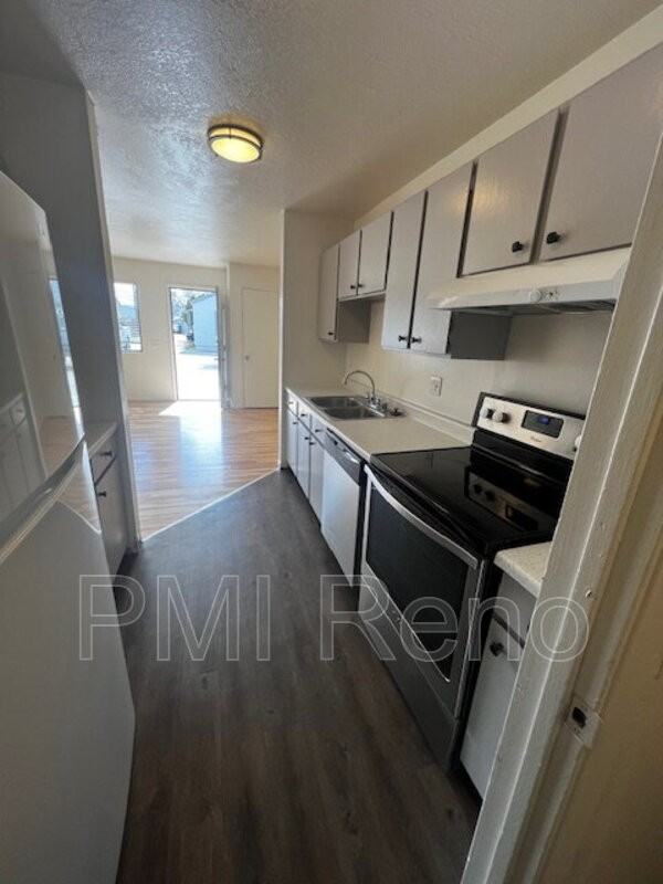 1060 H St - Photo 2 of 11