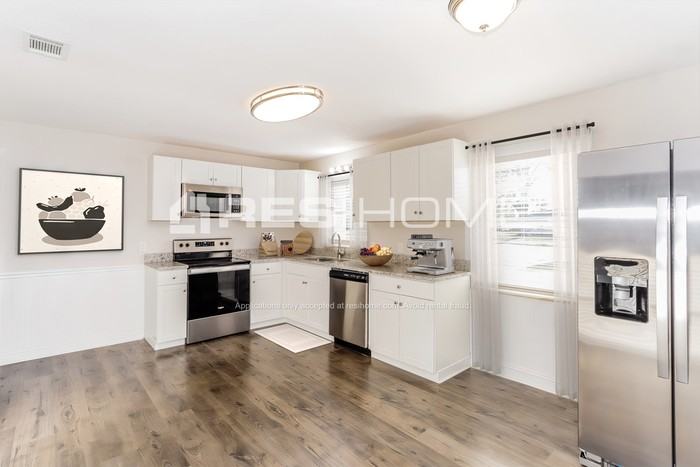 1624 Dolphin Dr - Photo 3 of 17