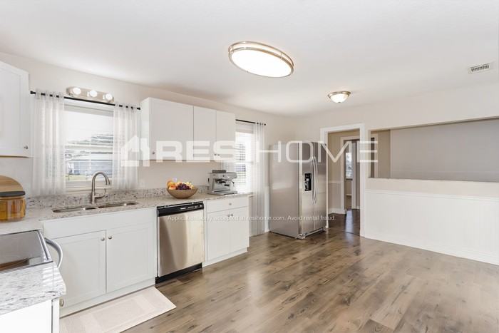 1624 Dolphin Dr - Photo 4 of 17