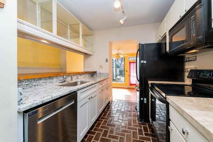 113 W Hill St - Photo 6 of 24