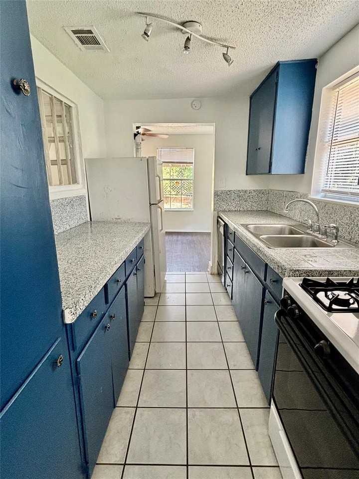 1205 Olander St - Photo 7 of 25