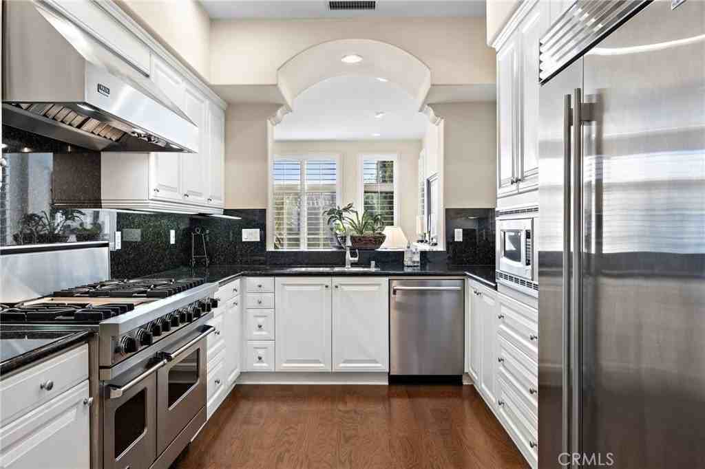 110 Sidney Bay Dr - Photo 5 of 17