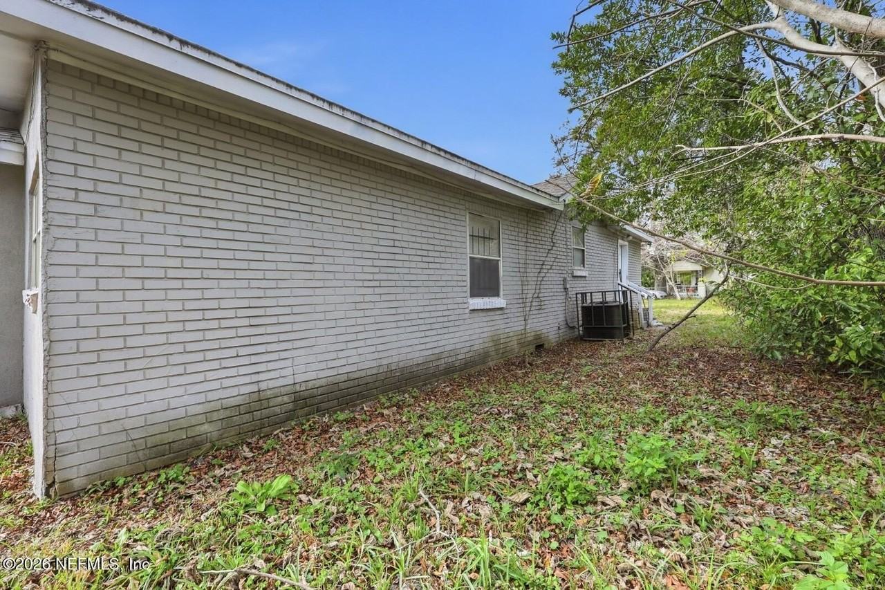 2002 Saint Clair St - Photo 4 of 26