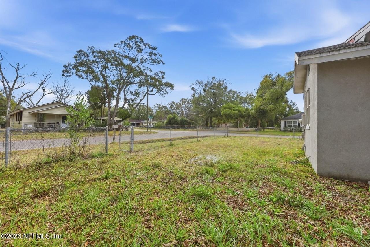 2002 Saint Clair St - Photo 5 of 26