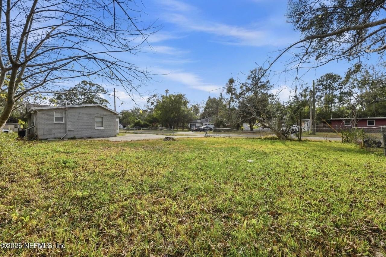 2002 Saint Clair St - Photo 6 of 26