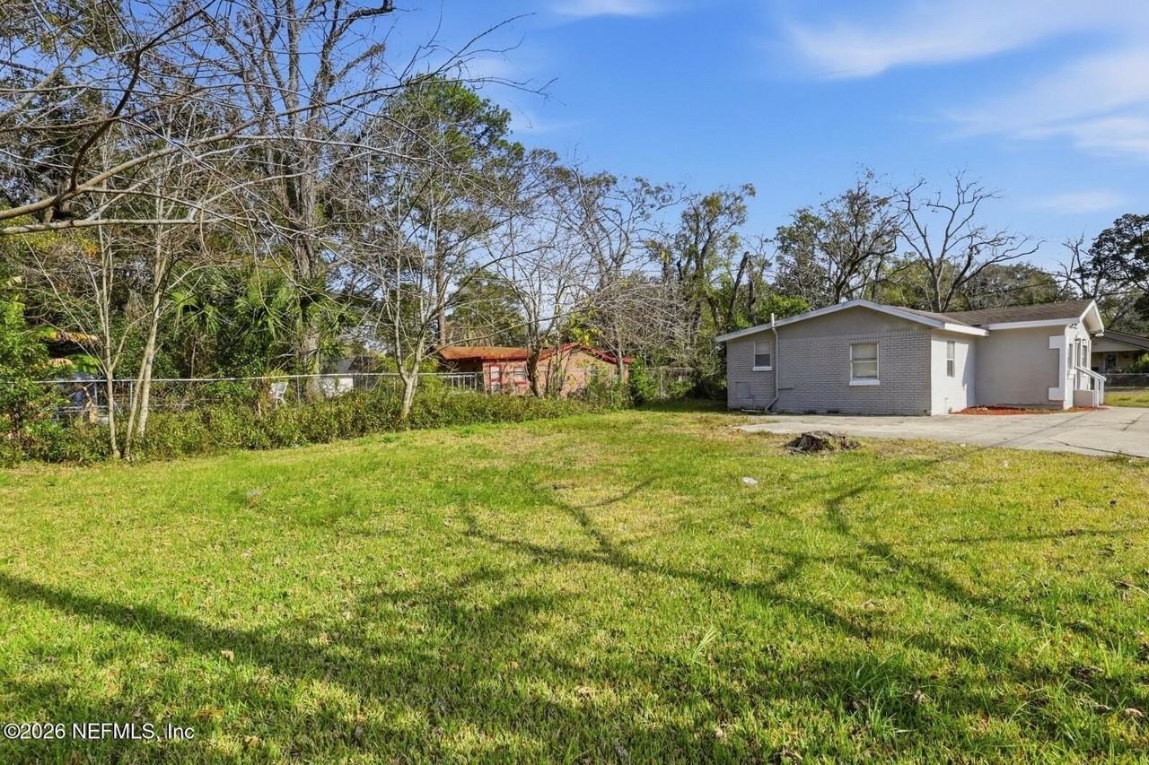 2002 Saint Clair St - Photo 7 of 26