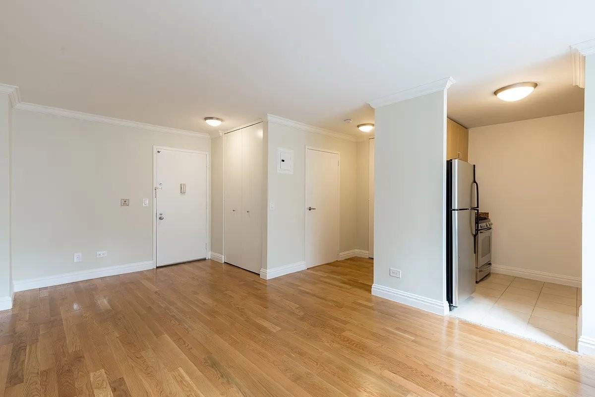 W 48th St #18 - Photo 3 of 4