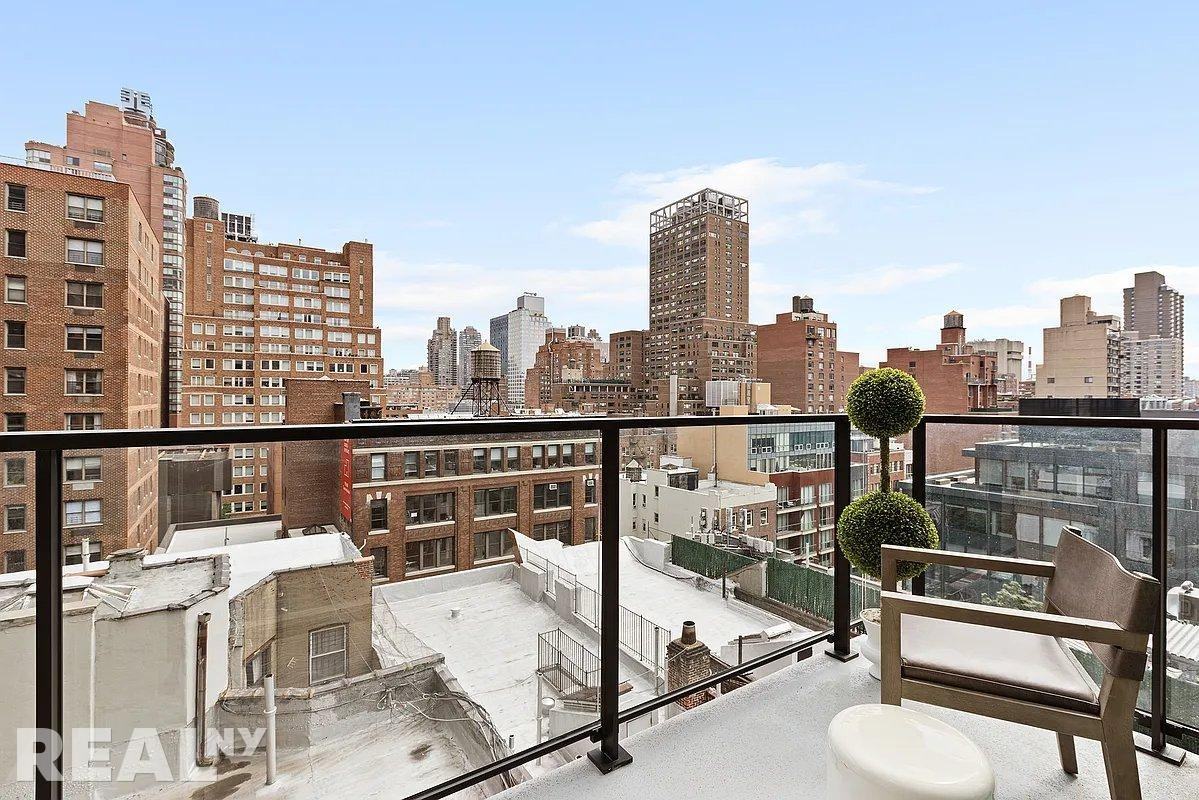 E 61st St #904 - Photo 3 of 12