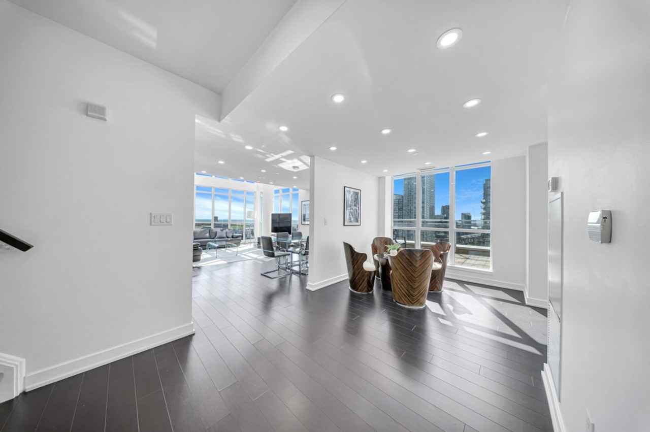 10 Capreol Crt #1388896P - Photo 5 of 36