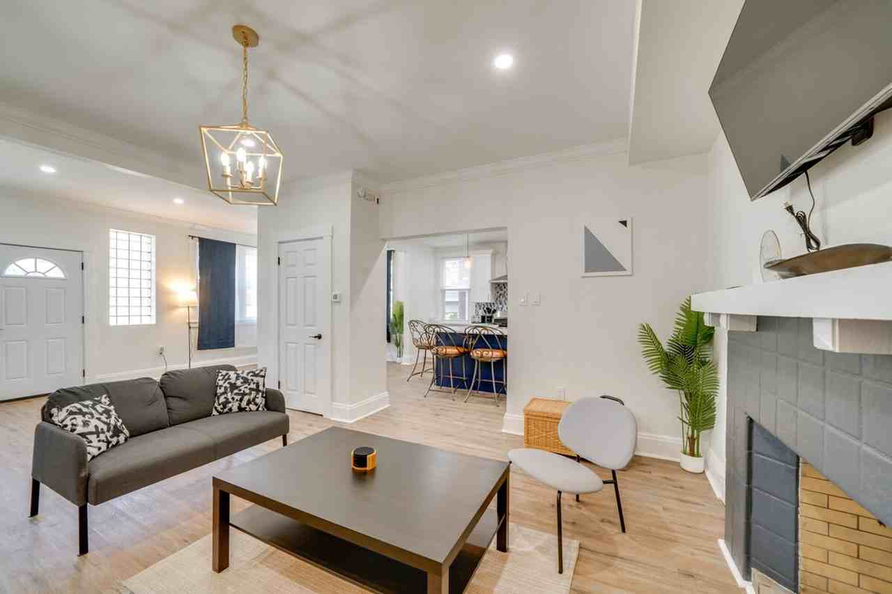 2633 Broadway Ave #1385991P - Photo 5 of 29