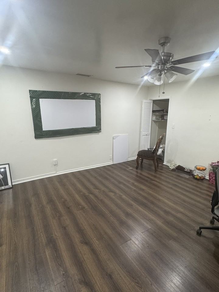 160 West 49th Street - Photo 2 of 7