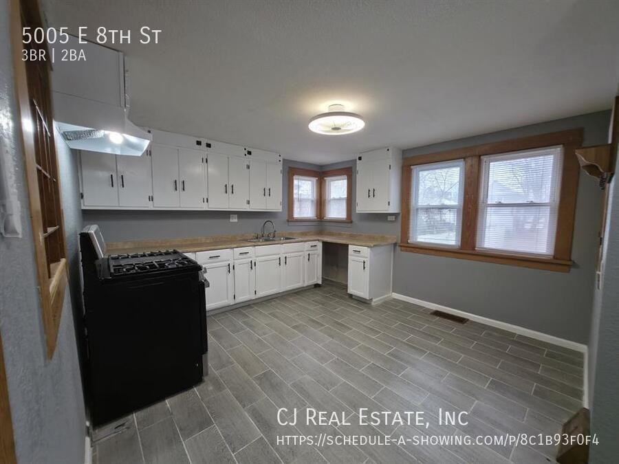 5005 E 8th St - Photo 5 of 11