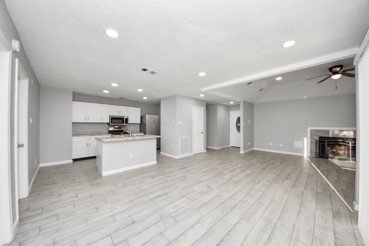 2471 Falls Church Drive - Photo 3 of 7