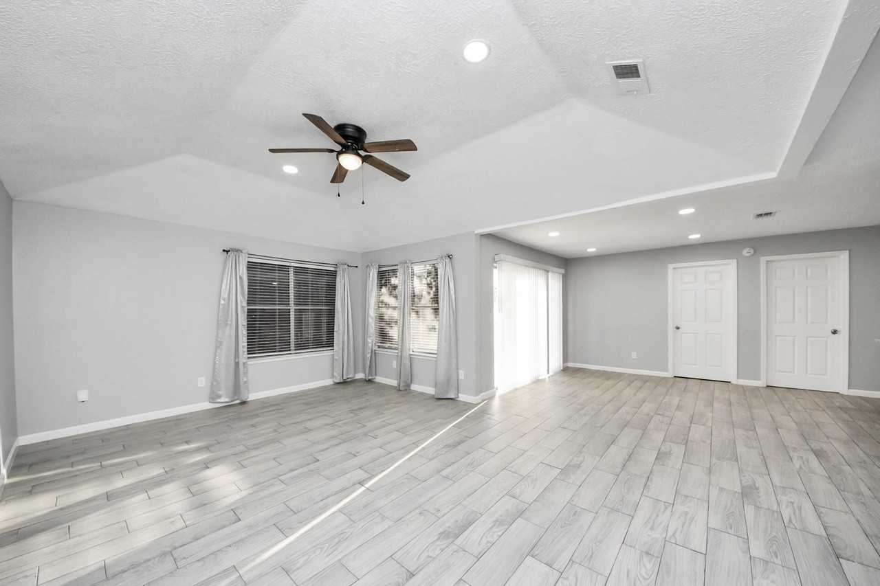 2471 Falls Church Drive - Photo 4 of 7