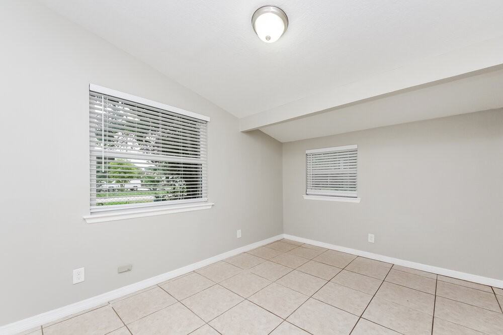 302 Spring Lake Cir - Photo 3 of 15