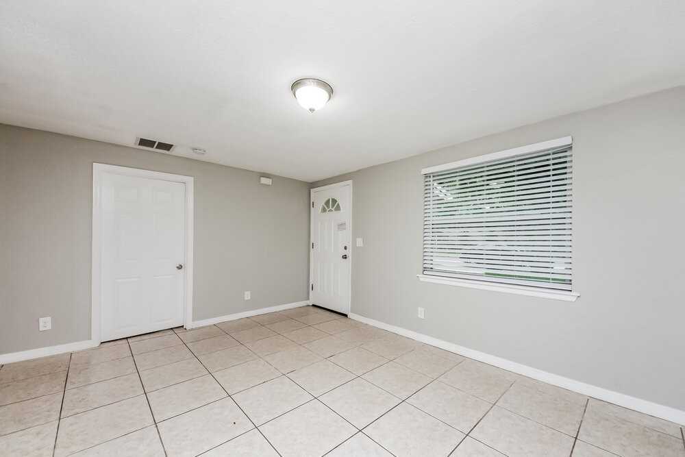 302 Spring Lake Cir - Photo 4 of 15