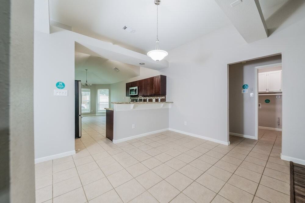 22711 Bridgewater Dr - Photo 4 of 16