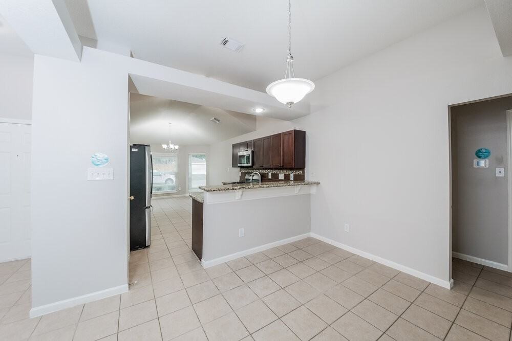 22711 Bridgewater Dr - Photo 5 of 16