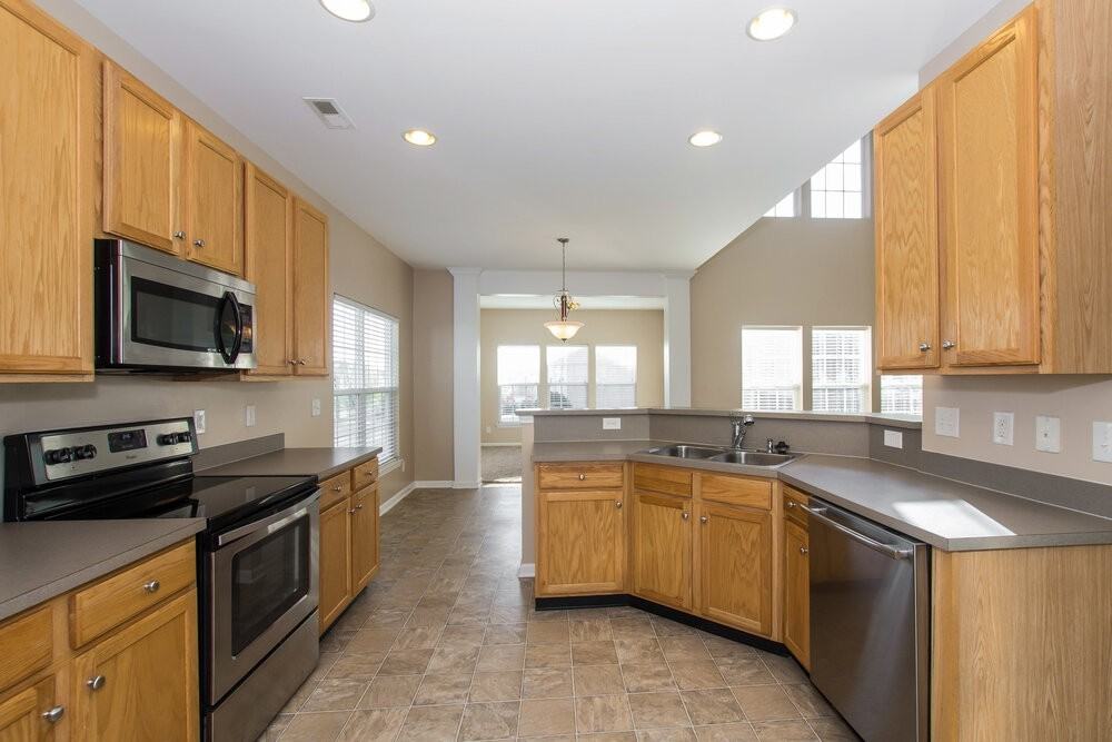 7205 Sandown Ct - Photo 7 of 19