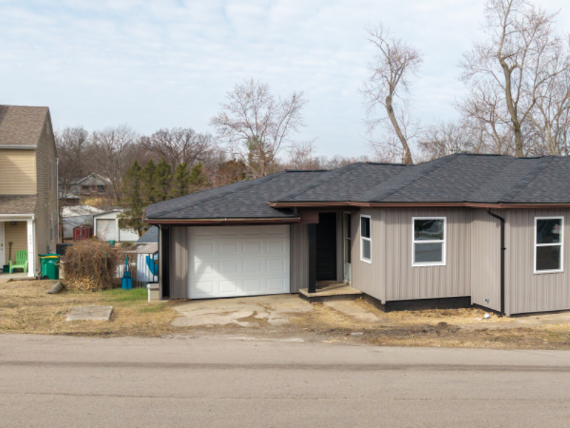 601 Riverview Dr - Photo 2 of 20