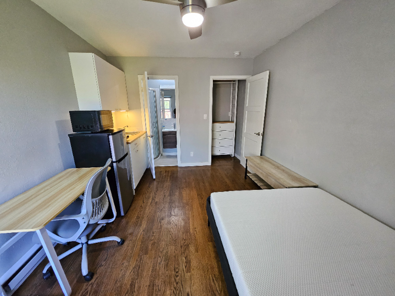 512 Bayview Ave - Photo 4 of 9