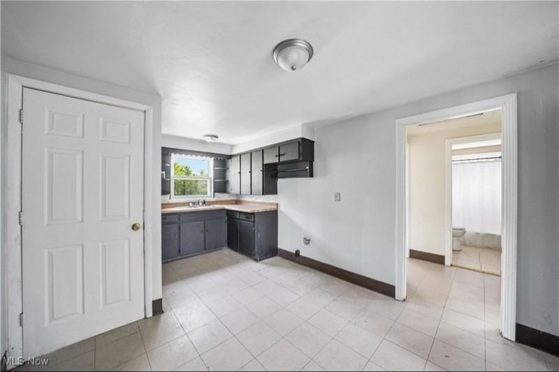 1369 Adelaide Ave Se #2 - Photo 2 of 9