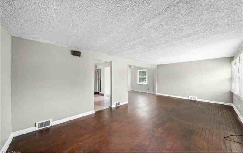 1369 Adelaide Ave Se #2 - Photo 4 of 9