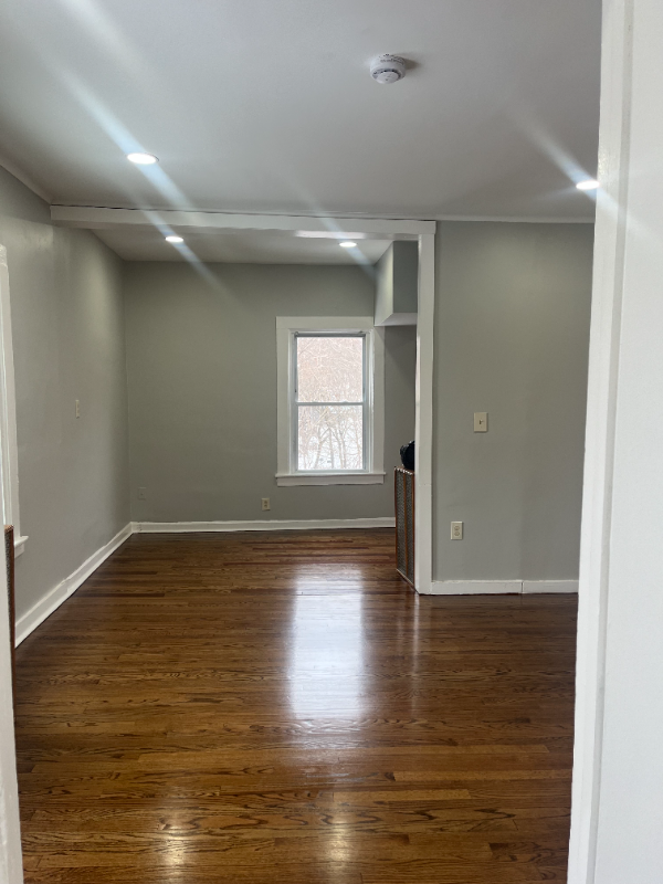 54 Village St - Photo 5 of 10