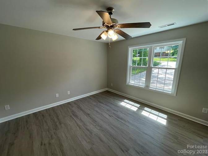 562 Kirk St - Photo 7 of 10