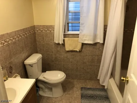 469 Hawthorne Ave #1 - Photo 3 of 3